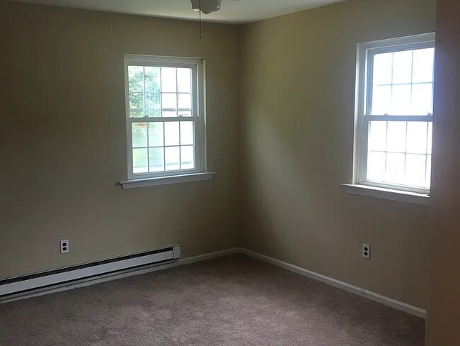 Foto del edificio - Spacious 4-bedroom, 1.5-bath townhome