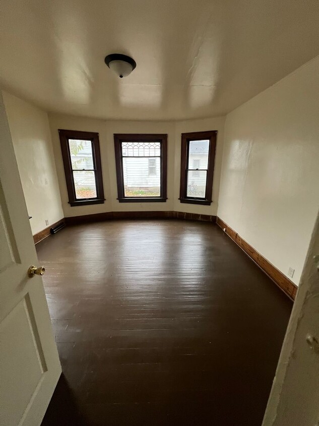 Primary Photo - 1 bedroom, 1 bathroom in convenient Waterl...