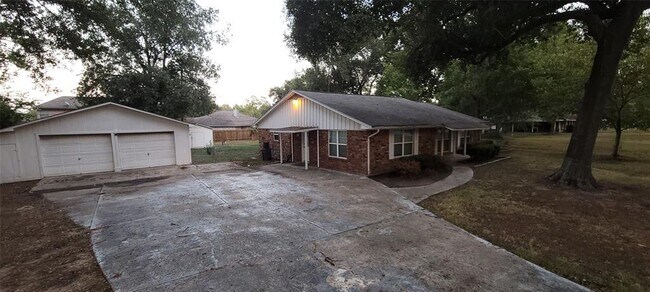 Building Photo - 21810 Roseville Dr