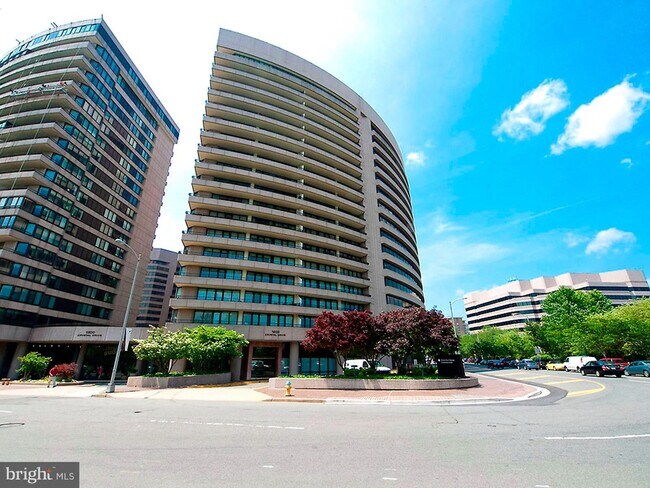 Building Photo - 1200 Crystal Dr