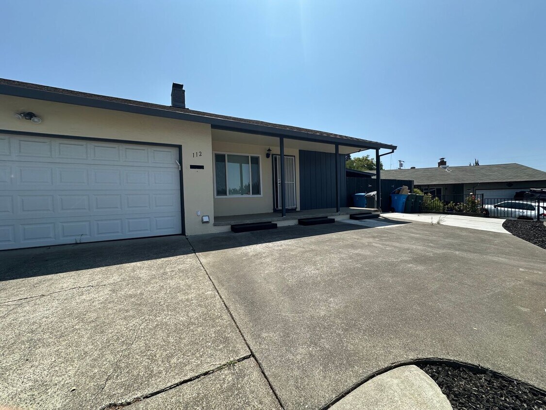 Primary Photo - Charming & Cheery 3-Bedroom 2bathroom home...