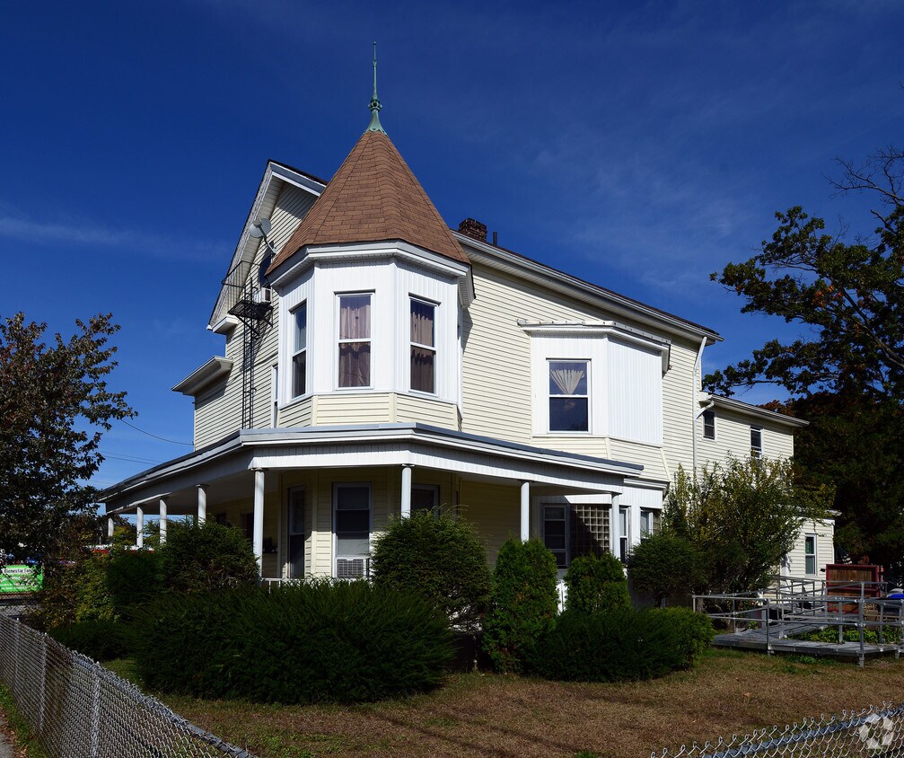 Primary Photo - 211 Academy Ave
