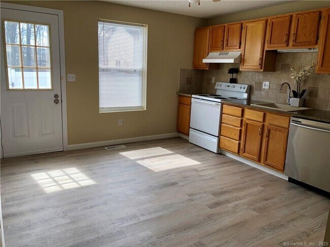 Building Photo - 7 Pepperbush Ln