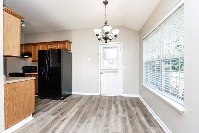 Building Photo - 321 Lake Forest Dr