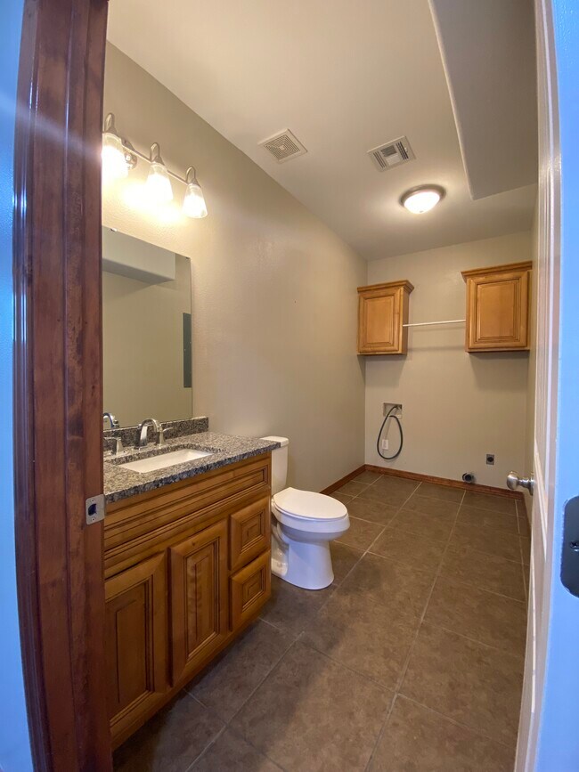 Building Photo - 1280 Willow Ln