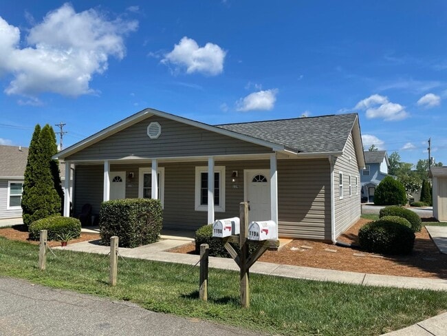 Building Photo - 1 Bedroom 1 Bath Duplex Cute and charming area in the heart of Huntersville... perfect for single...