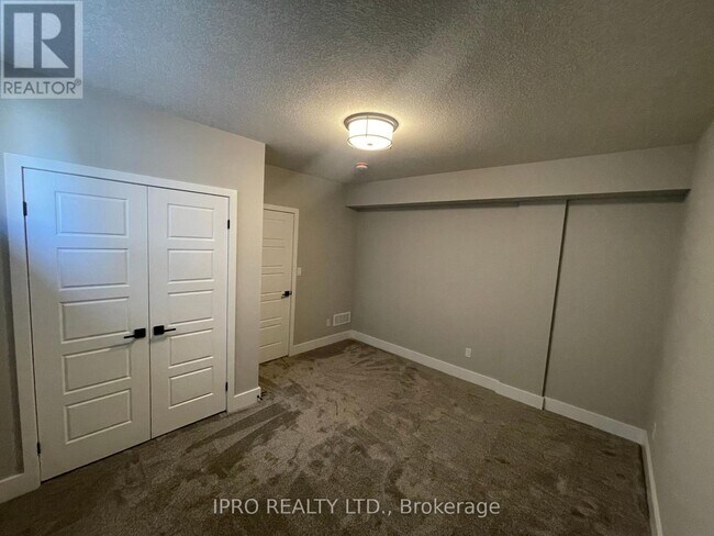 Building Photo - 27 Hollybrook Trail