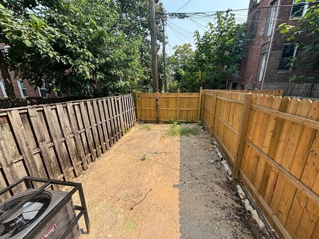 Building Photo - Rehabbed 4 bedroom Townhome