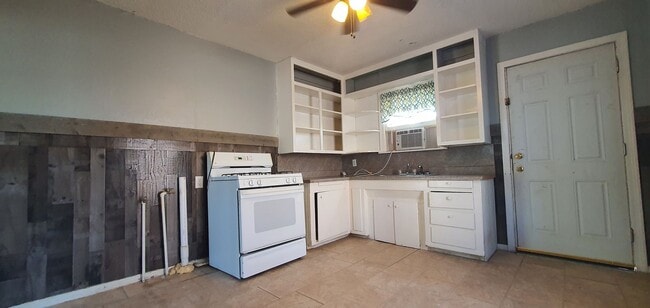Building Photo - Quaint 2 bedroom 1 bath home available SOON!