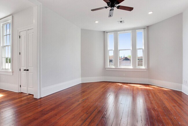 Foto del edificio - Garden District Living in newly restored Mansion with Private Balcony