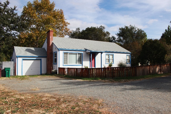 Building Photo - 1010 S Cloverdale Blvd