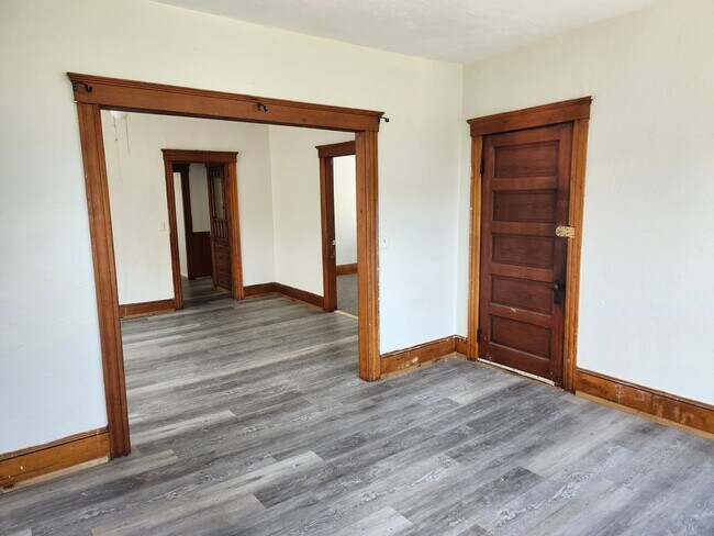 Foto del edificio - 3 Bed, 1 Bath 3rd floor apartment