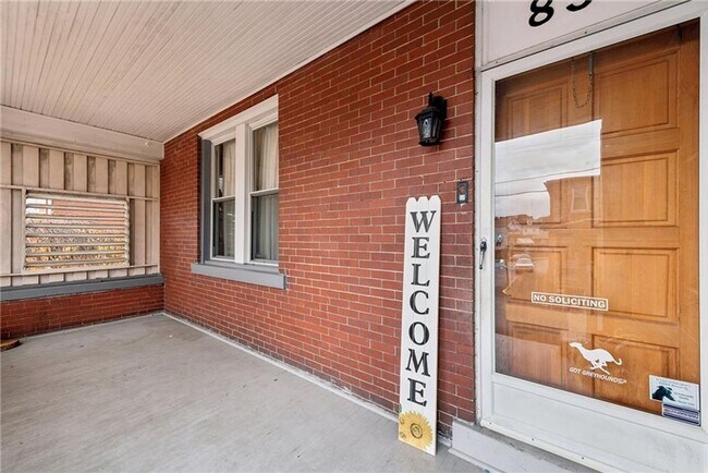 Foto del edificio - Bright and Roomy 6-Bedroom in McKees Rocks with Garage