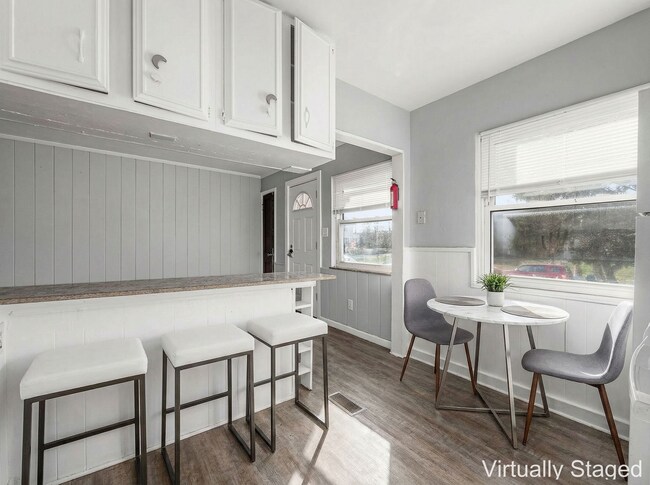 Foto del edificio - 396-398 South Powell Avenue