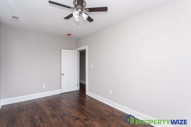Foto del edificio - 5821 Royal Oak Ave
