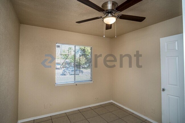 Foto del edificio - 6916 Shady Grove Dr