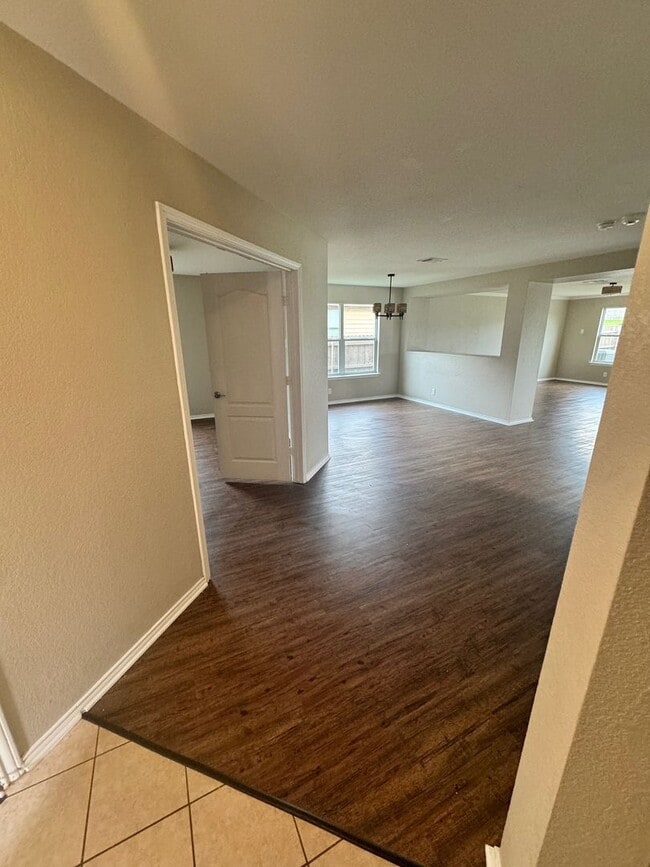 Building Photo - Updated Waterleaf Home with Custom Primary Bath & Easy I-35 Access