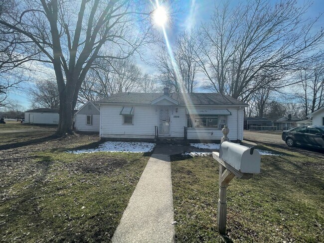 Building Photo - Pet Friendly House in Muncie!