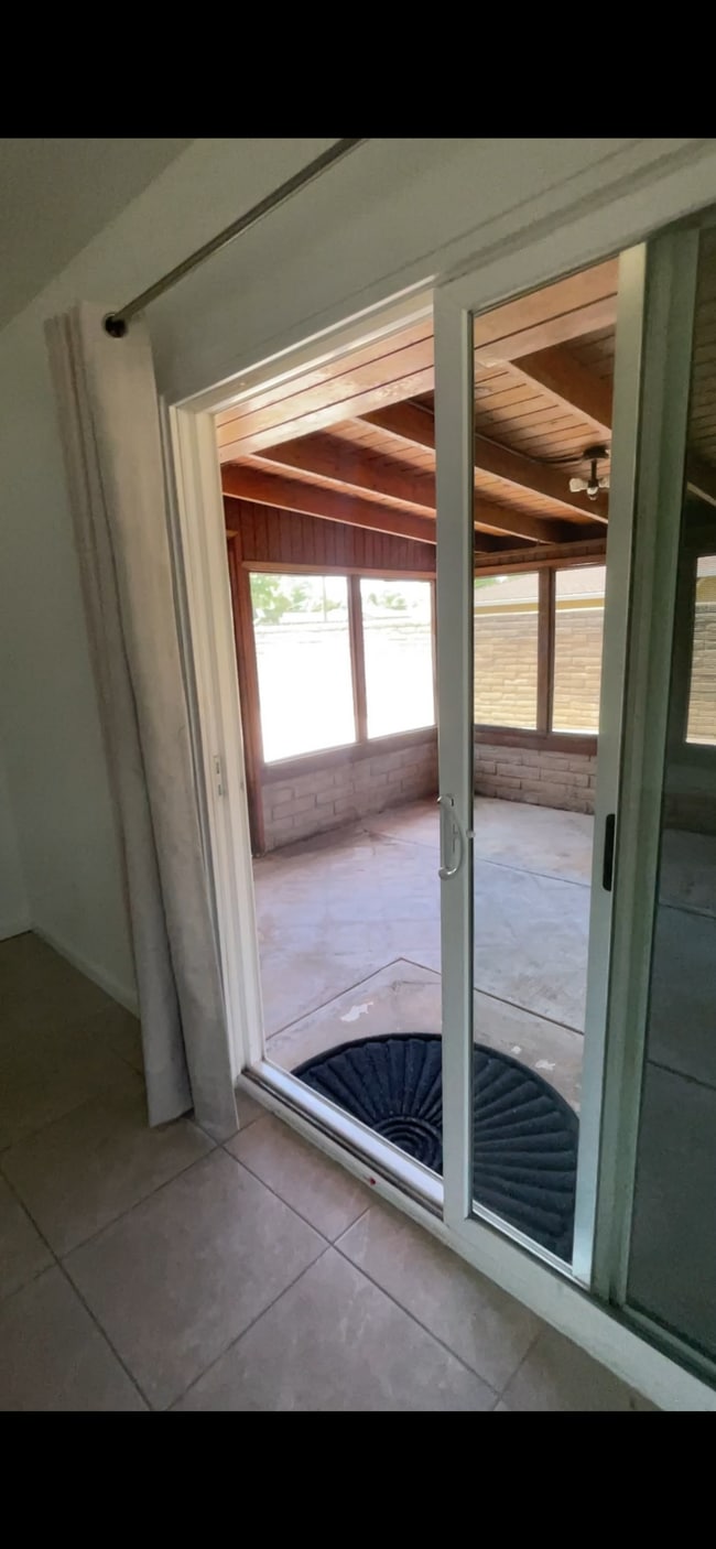 Building Photo - 400 Sunset Dr