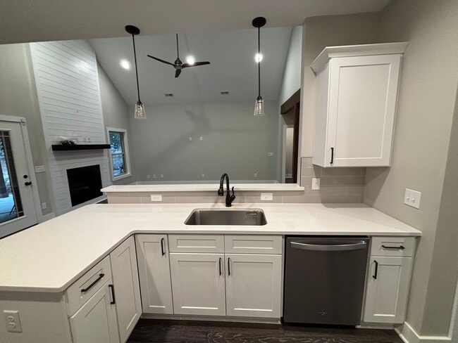 Building Photo - Stunning 4-Bedroom Home in Piney Flats with Mountain Views