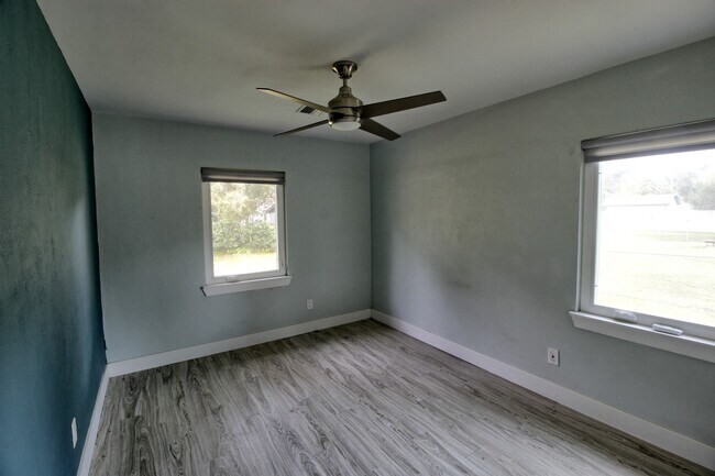 Foto del edificio - 3027 E Crystal Lake Ave