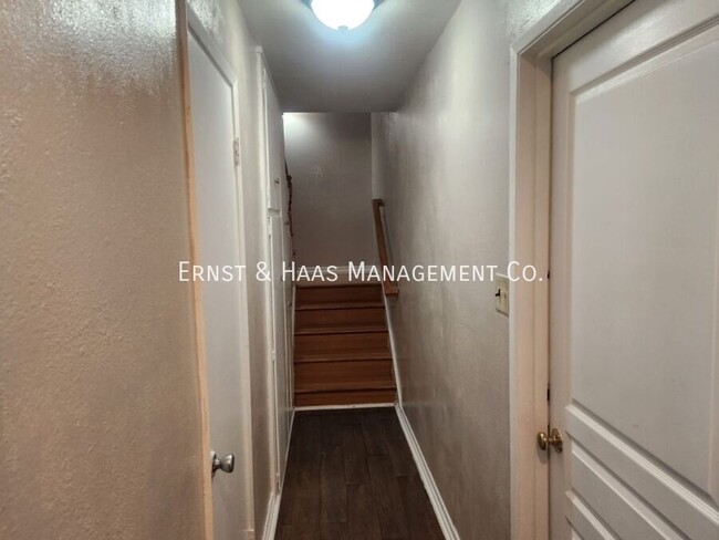 Foto del edificio - 4 Bedroom 2 Bath Townhome with 2 Car Attac...