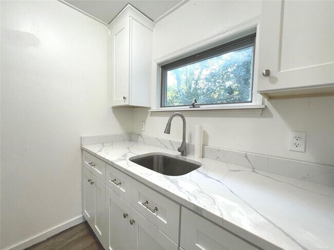 Foto del edificio - 196 Woodhull Rd