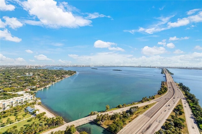 Foto del edificio - 601 NE 36th St