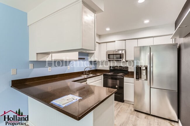 Building Photo - Charming Unit - Perfect for Cozy Living! S...