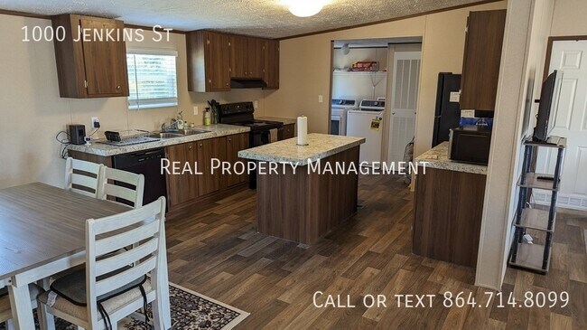 Foto del edificio - 3-bedroom home 1.5 miles from Greenville's...
