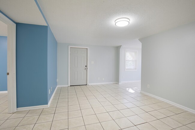 Building Photo - 1006 S 5th Street