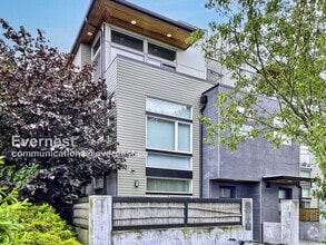 Building Photo - 2618 Eastlake Ave E