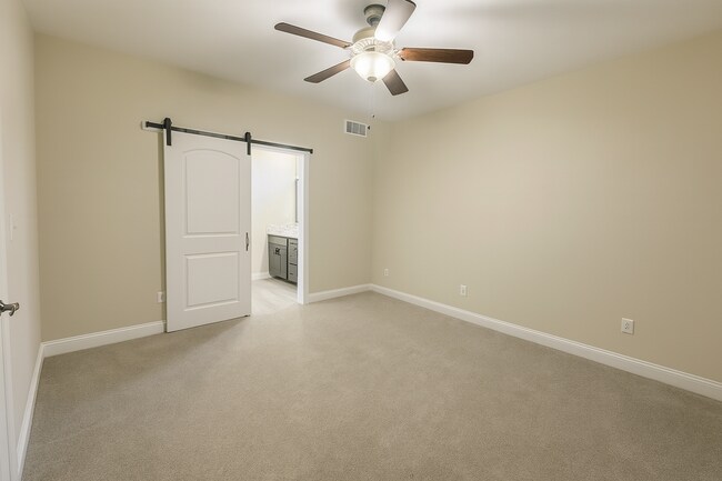 Foto del edificio - Spacious 4 Bedroom Home with Basement and Wet Bar in Clearwater