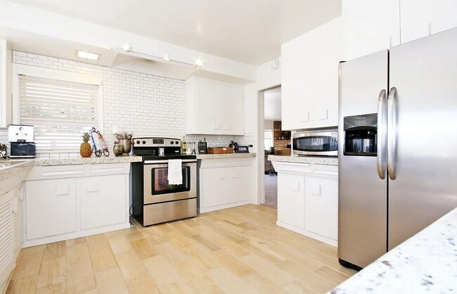 Building Photo - Beautiful and Charming 3 Bedroom House Com...