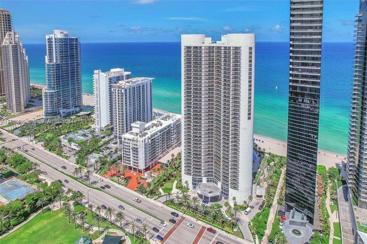 Foto principal - 17201 Collins Ave