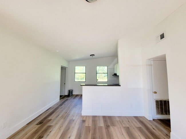 Foto del edificio - 906 N Veterans Dr