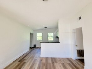 Building Photo - 906 N Veterans Dr