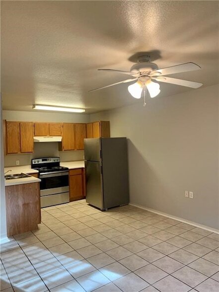 Building Photo - 944 N Storer Avenue Unit 9