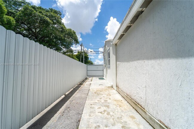 Foto del edificio - 5725 NW 24th Ave
