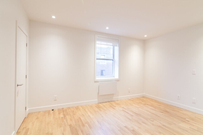 Building Photo - 2100 Rue du Fort