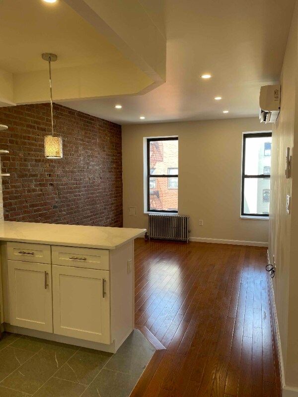 Foto del edificio - 319 E Houston St