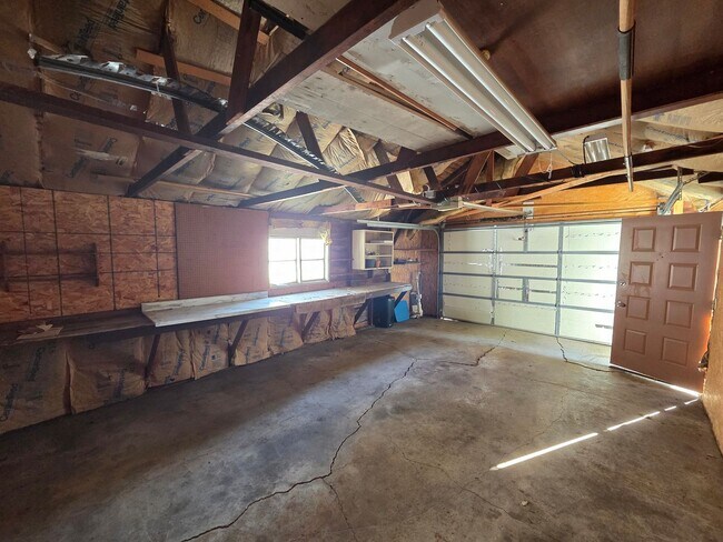 Building Photo - 3 Bedroom Cedar Falls House