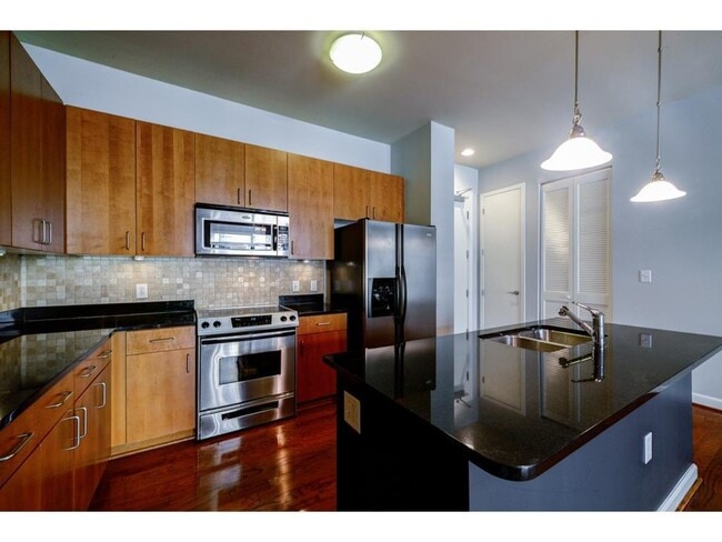 Kitchen - 711 Cosmopolitan Dr NE