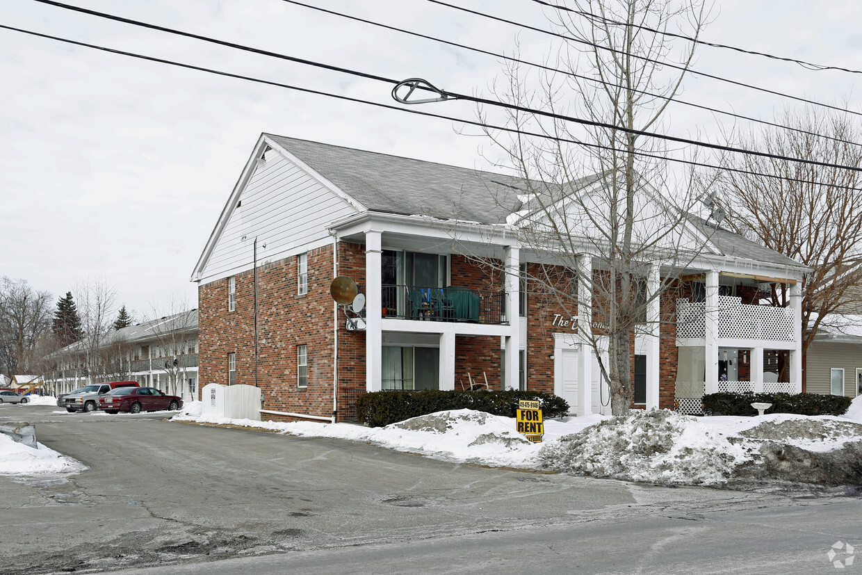 Primary Photo - Diplomat Place Apartments