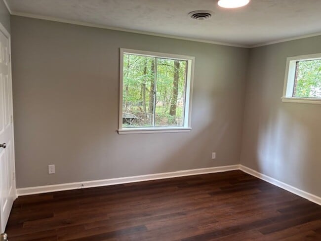 Foto del edificio - Renovated 4 Bedroom 1 Bath Apartment for R...