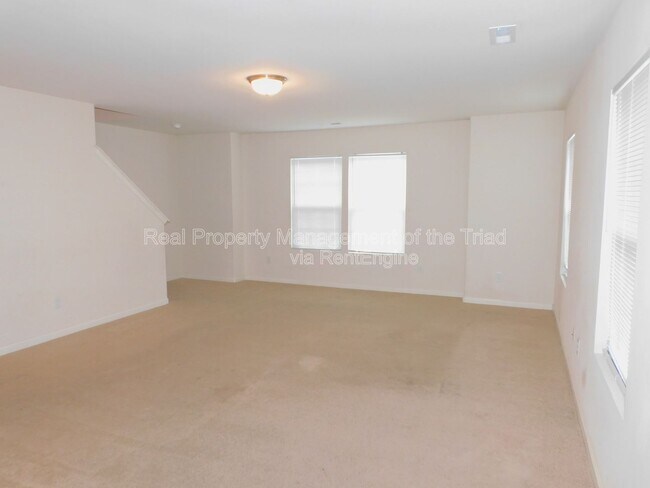 Foto del edificio - 301 Hidden Timber Ln