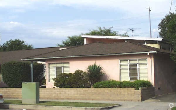 Building Photo - 4750-4754 Kraft Ave