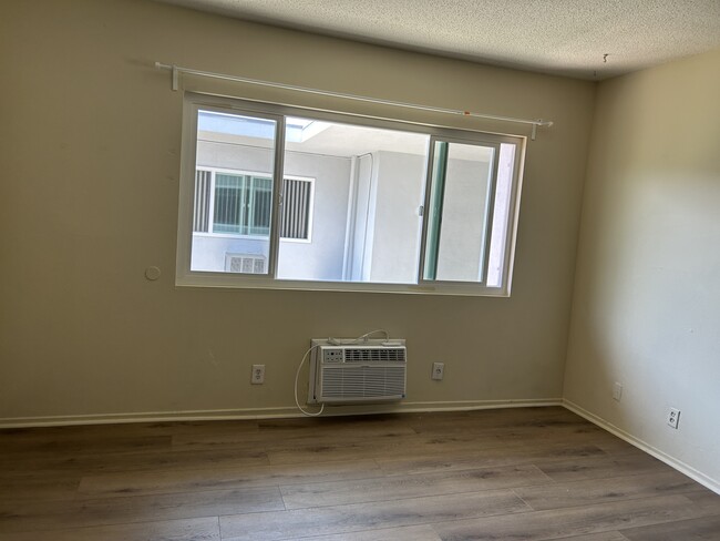 living room - 1020 W Angeleno Ave