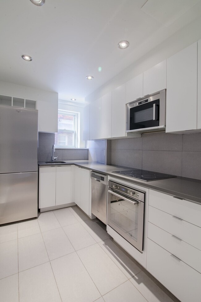 Building Photo - 4557 Rue Sherbrooke O