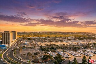 Building Photo - 13600 Marina Pointe Dr